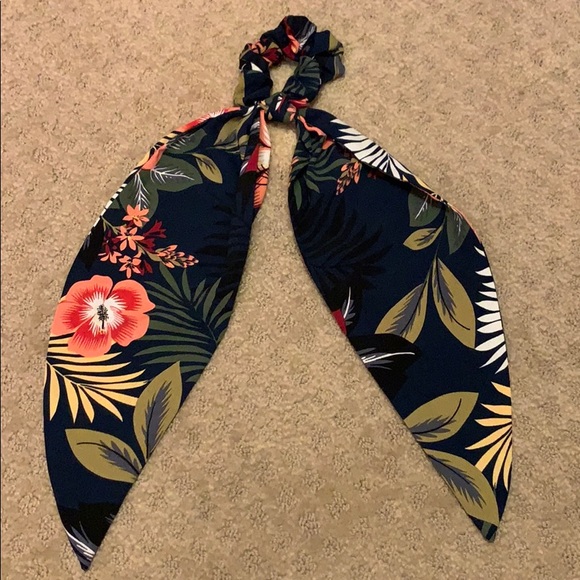 Scrunchie - Picture 3 of 4